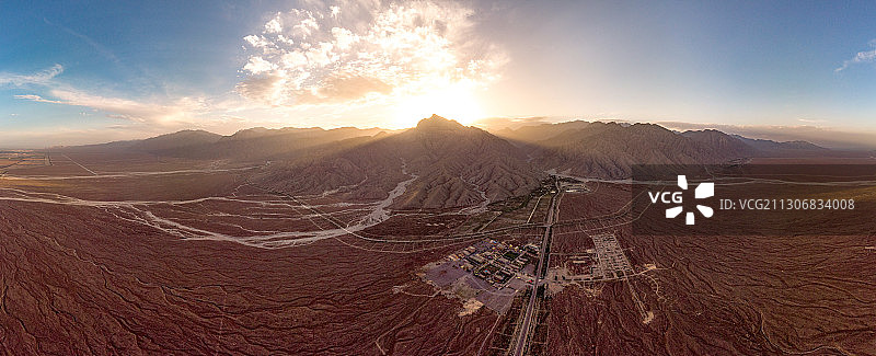 航拍雄伟的贺兰山脉图片素材