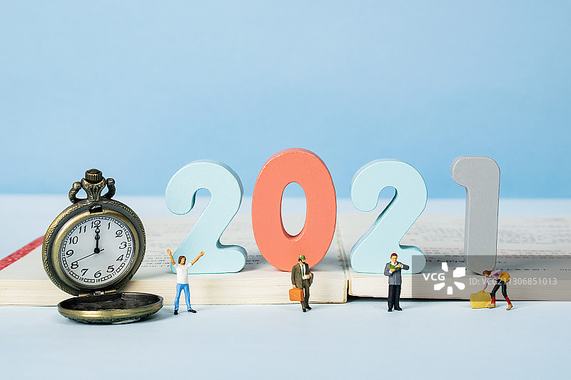 2021跨年摆脱口罩束缚的年轻人上班族读书人旅行者图片素材