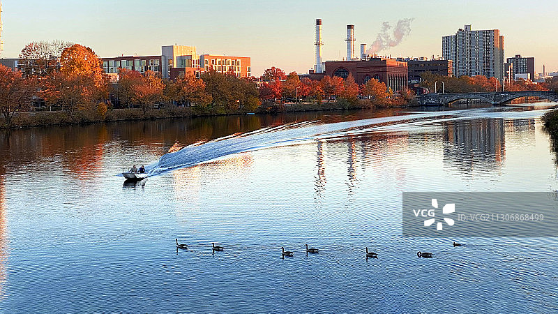 深秋的查尔斯河图片素材