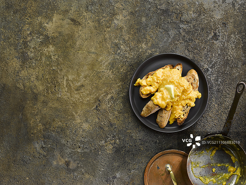 烤面包上的黄油鸡蛋（英国）图片素材