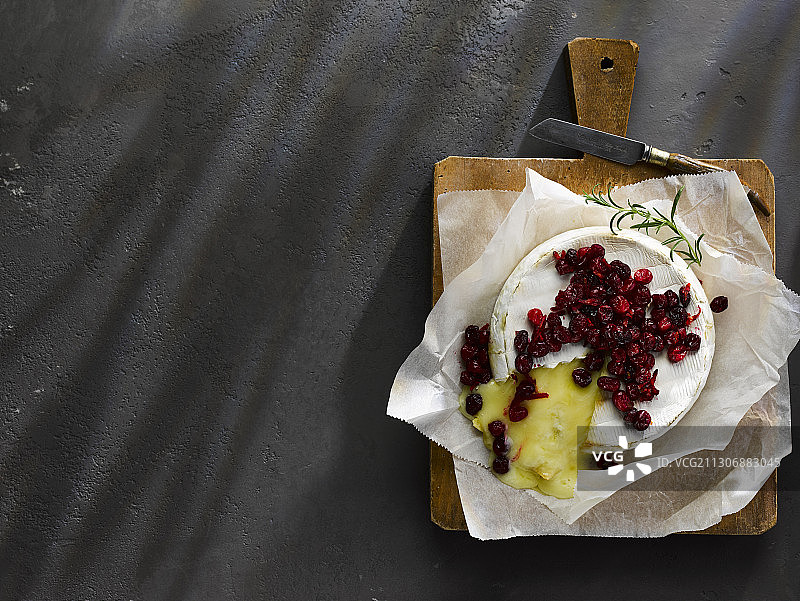 烤布里奶酪配烤蔓越莓图片素材