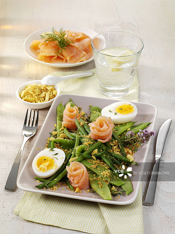 熏鲑鱼煮鸡蛋拼盘图片素材