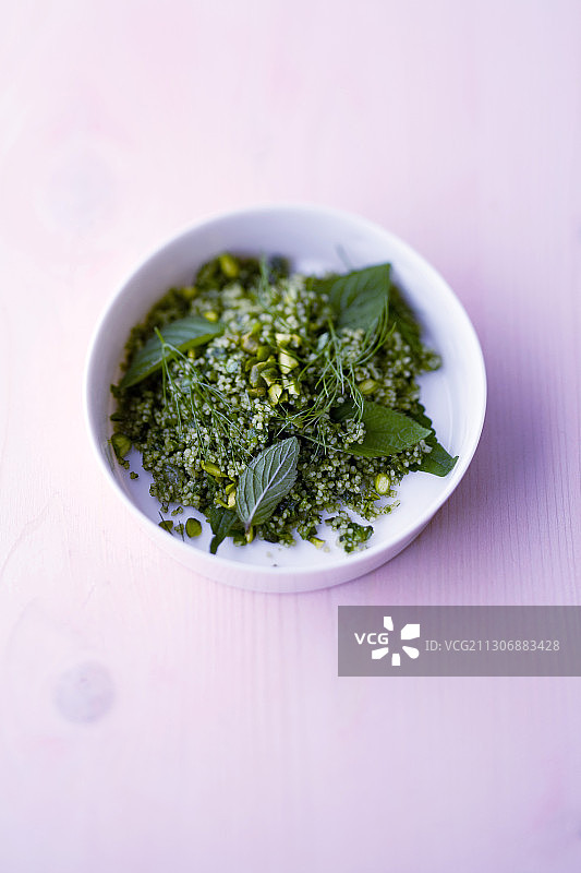 薄荷和阿魏芹开心果塔布勒沙拉图片素材