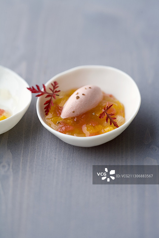 柑橘蜂蜜果冻配粉红胡椒和葡萄柚冰沙图片素材