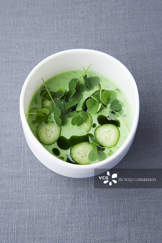 黄瓜酪乳拉昔配酢浆草图片素材