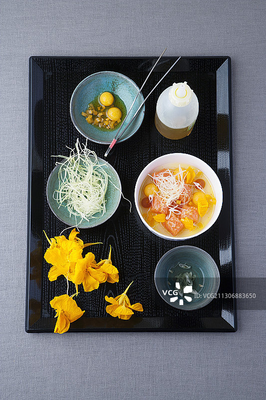 清酒腌制炭烧鱼配萝卜和柠檬草油图片素材