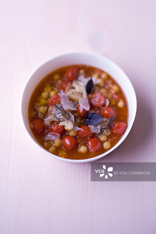 鹰嘴豆番茄蔬菜汤配阿 জোওয়ান鹰嘴豆泥图片素材
