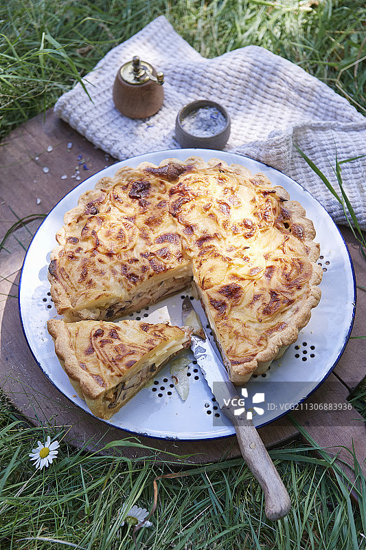 芬兰蘑菇百里香馅饼配土豆泥图片素材