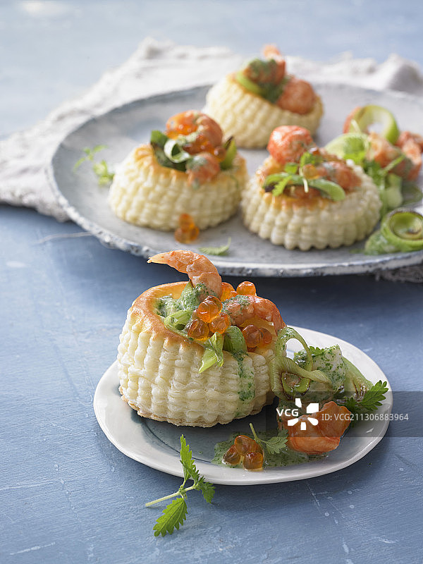 装满小龙虾的酥皮馅饼配荨麻酱和凯塔鱼子酱图片素材