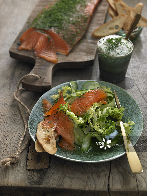 腌制三文鱼配黄瓜沙拉和香草蘸酱图片素材