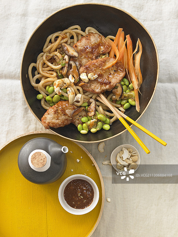 日式春季碗配香脆味噌炸肉排图片素材