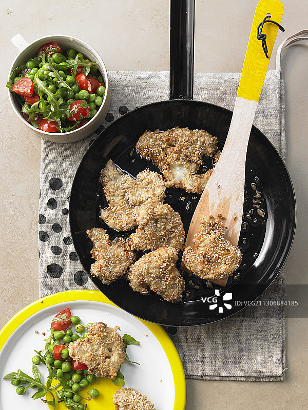 涂有苋菜和葵花籽涂层的花椰菜炸肉排配莎莎酱图片素材