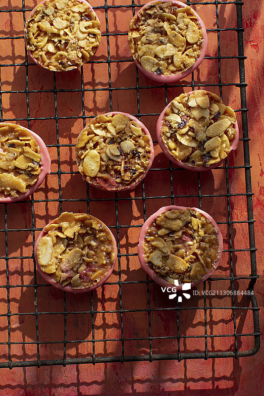 冷却架上的杏仁挞图片素材