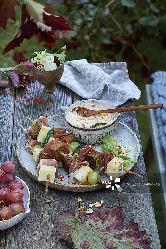 奥巴兹达奶酪培根串配葡萄图片素材