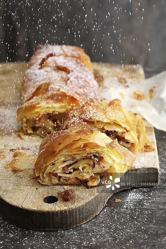 苹果梨馅饼配坚果和葡萄干图片素材