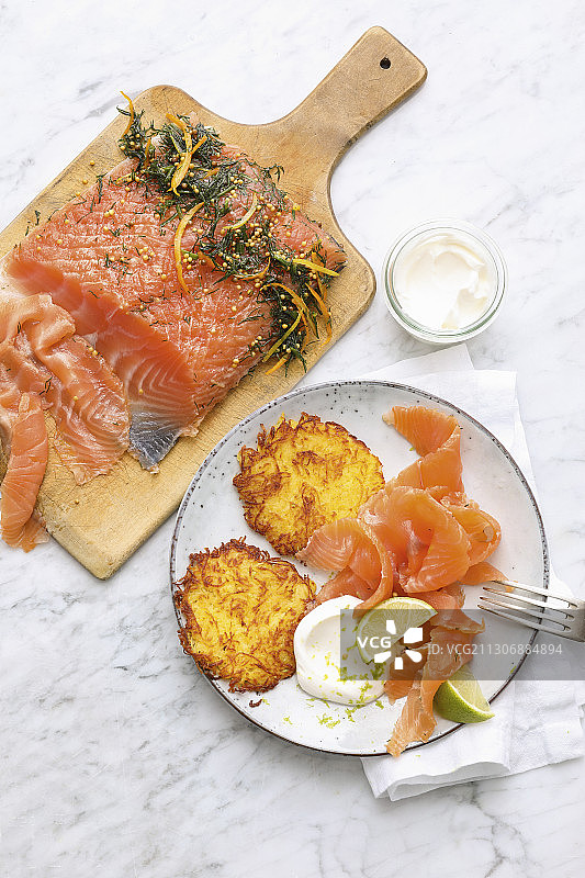 腌制三文鱼配土豆饼和酸橙酸奶图片素材