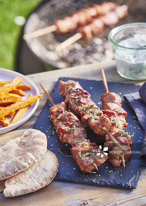 猪肉苏夫拉吉配甘薯条和酸奶黄瓜酱图片素材