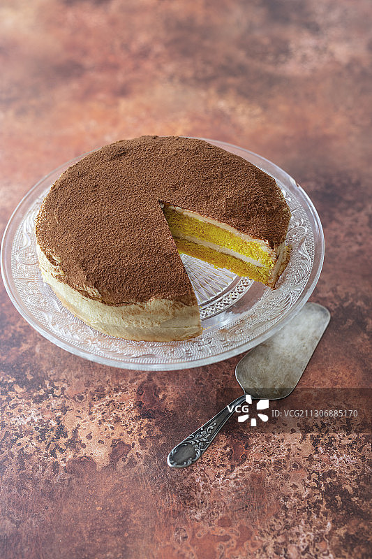 纯素提拉米苏蛋糕，配腰果杏仁奶油图片素材