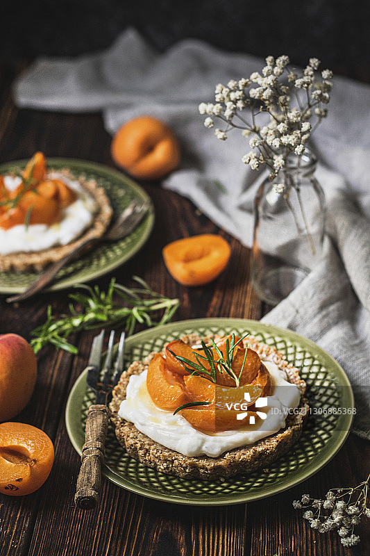 含纯素奶酪和杏的无麸质馅饼图片素材