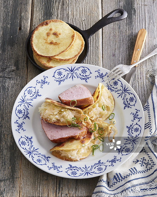 酸菜熏肉土豆煎饼图片素材