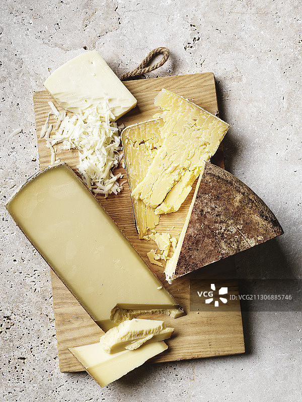 复古切达干酪、孔泰奶酪、磨碎的萨加纳基奶酪图片素材