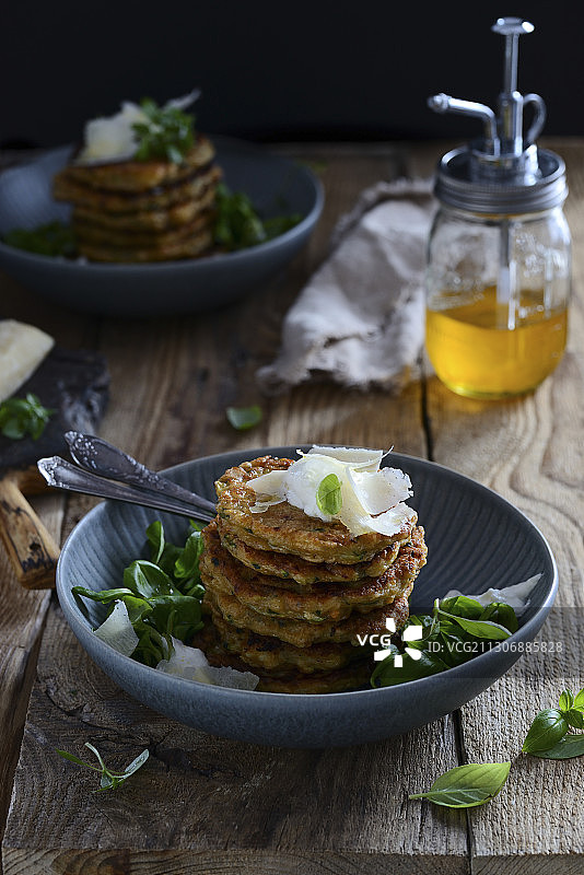 菠菜乳清干酪薄煎饼配帕尔马干酪和羊生菜图片素材