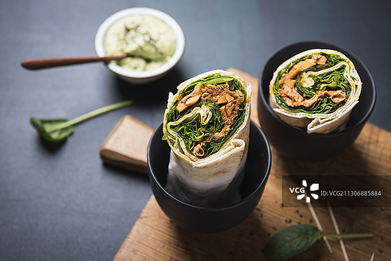 沙拉卷饼配菠萝蜜和香草鹰嘴豆泥（纯素）图片素材