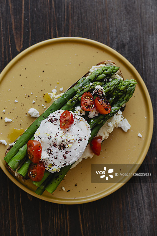 鹰嘴豆泥、芦笋和鸡蛋三明治图片素材