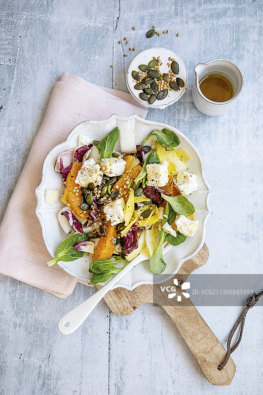 彩色菊苣沙拉配橙子和菲达奶酪图片素材
