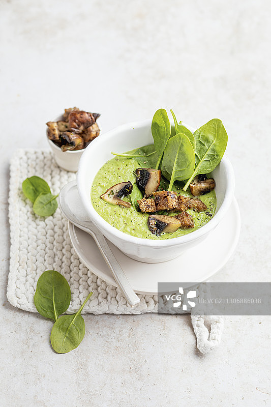 蘑菇面包丁韭葱菠菜汤图片素材