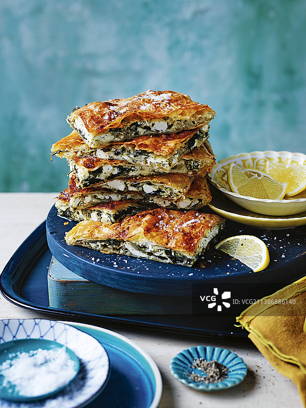 银甜菜博雷克与羊乳酪图片素材