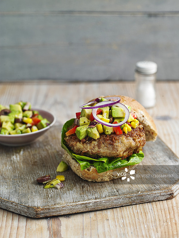 牛油果莎莎酱豆类汉堡图片素材