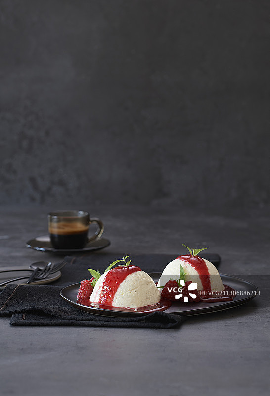 搭配覆盆子酱的粗粒小麦布丁图片素材