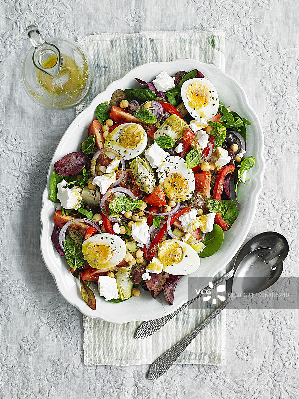 鸡蛋和菲达奶酪希腊沙拉图片素材