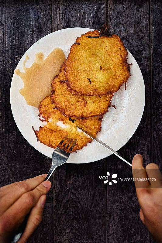 土豆饼配苹果酱图片素材