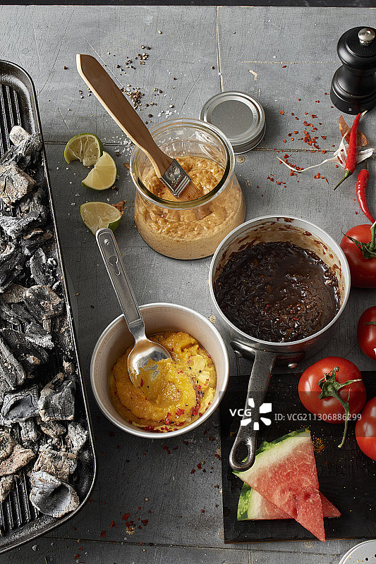 蜂蜜香醋酱、杏子芥末酱和花生辣椒酱图片素材