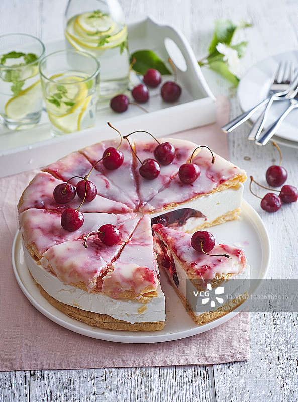 带有樱桃和糖霜的蛋糕图片素材