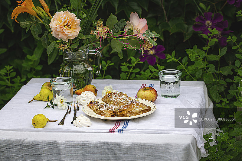 花园里的自制苹果派图片素材