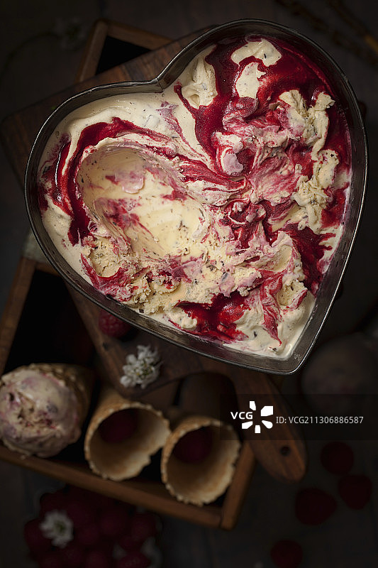 心形覆盆子冰淇淋铁盒图片素材