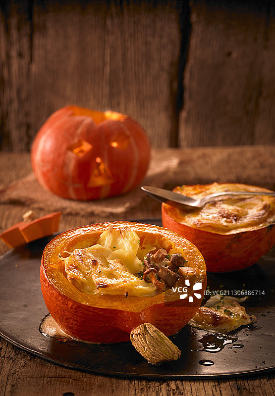 酿北海道南瓜配土豆焗烤和蘑菇图片素材