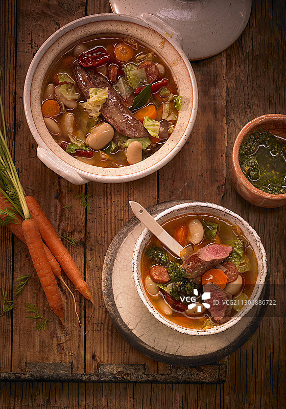 Savoy卷心菜炖白豆、羊肉片和罗勒香蒜酱图片素材