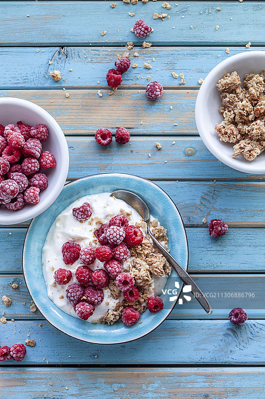希腊酸奶配覆盆子和麦片图片素材