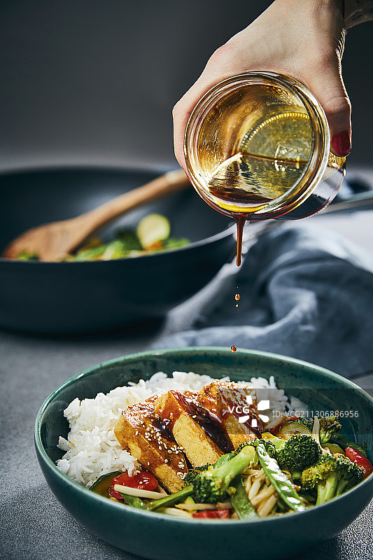 照烧豆腐炒蔬菜糙米饭纯素餐图片素材