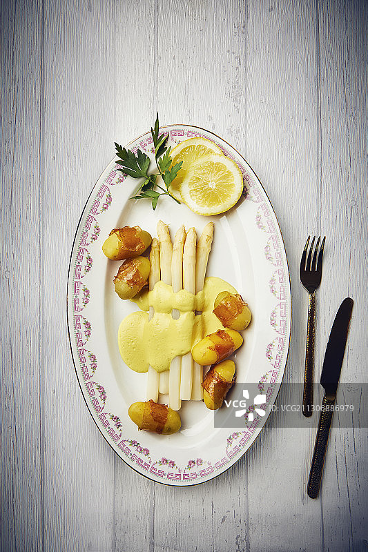 芦笋配纯素火腿土豆和纯素荷兰酱图片素材