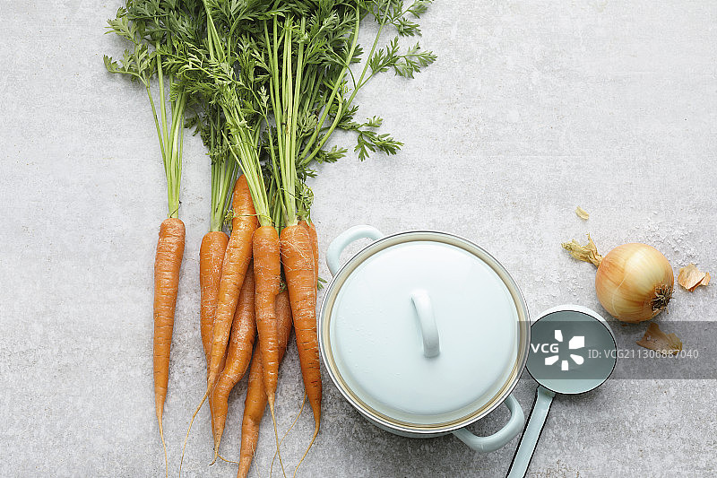 一捆胡萝卜和汤盆图片素材