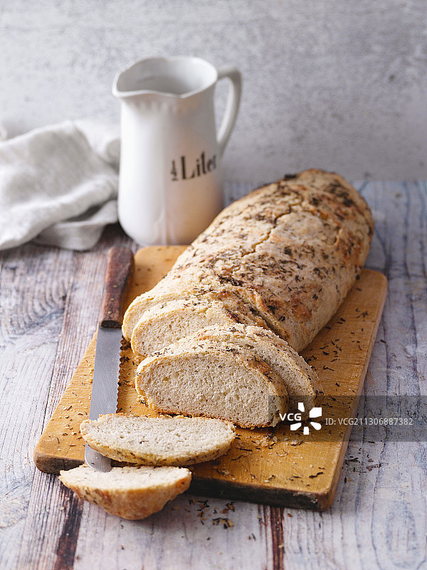 香脆的草本斯佩尔特面包图片素材