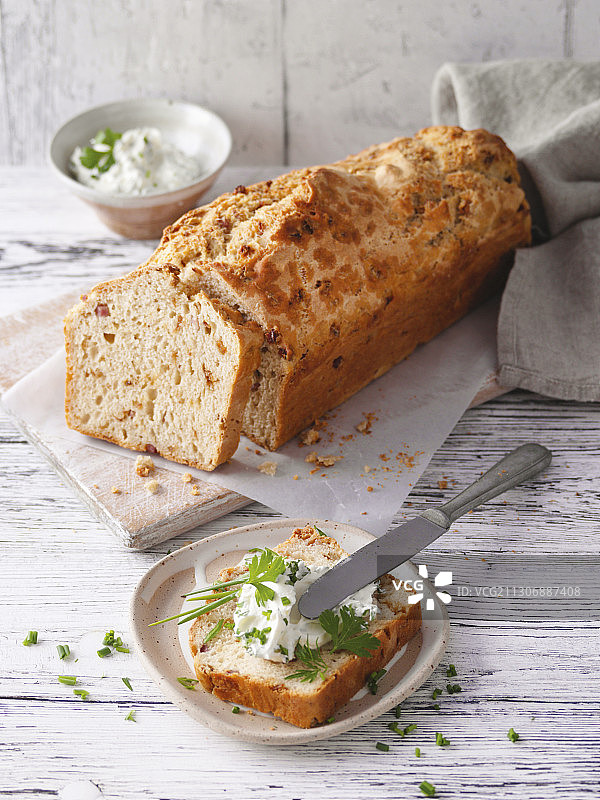 秋季洋葱面包搭配小麦啤酒和火腿图片素材