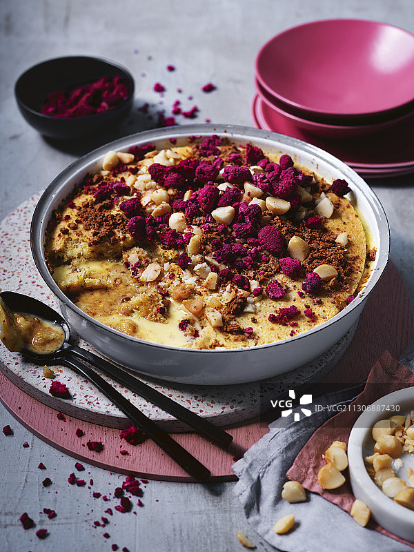 覆盆子、奶油冻和烤白巧克力布丁图片素材