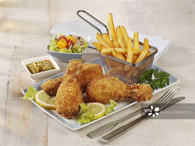 烤鸡配薯条图片素材