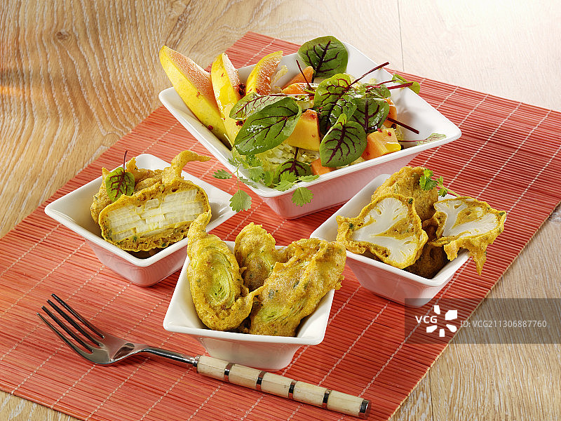 印度蔬菜炒和木瓜沙拉图片素材